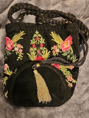🔥Black Velvet Floral Embroidered Drawstring Crossbody Bag